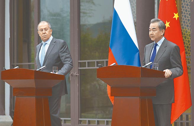 中国国务委员兼外长王毅（右）会见俄罗斯外长。图／美联社