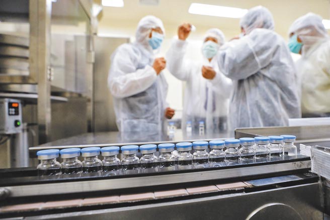 國產疫苗還未完成第二期臨床試驗，衛福部長陳時中即透露，本月就會和2家廠商簽約，擬緊急授權上市。圖為聯亞國產疫苗生產線。（總統府提供）