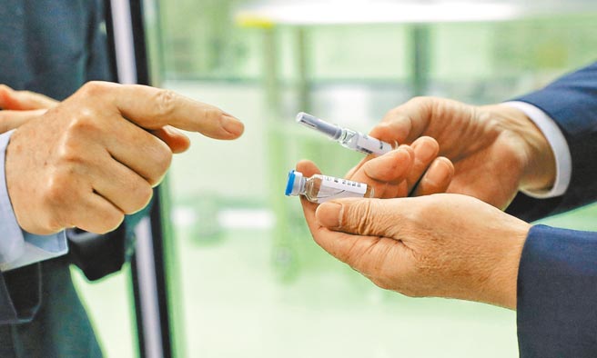 專家質疑，台灣在疫情不緊急狀況下，應該讓疫苗走完三期試驗，「到底在急什麼？」圖高端生產狀況。（總統府提供）