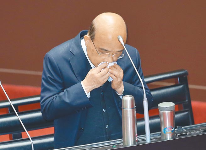 率先接種疫苗遭質疑打假針，行政院長蘇貞昌23日表示他人好好的，並批有人唱衰，昨答詢過程中拿手帕摀嘴擦拭。（姚志平攝）