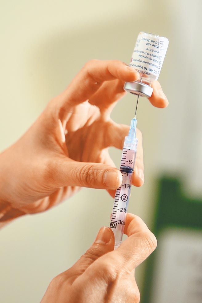 国民党立委郑正钤昨指出，蔡政府疫苗採购过程，一直都是盖上一块黑布，疫情指挥中心对所有资讯都以保密为由「不可说」，难道疫苗採购只能在黑箱里进行，令人质疑其中有何不可告人之事？图为台湾首批牛津AZ疫苗。（本报资料照片）