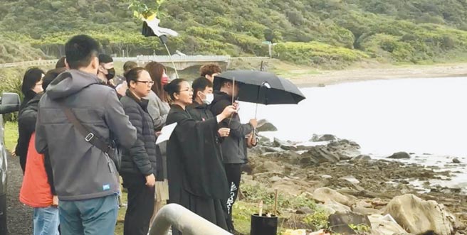 空军2架F-5E战斗机坠海，中尉罗尚桦殉职，罗员家属23日下午到台26线74公里旭海段进行招魂。（民眾提供）