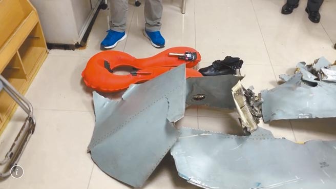 空军台东基地2架F-5E战机22日在屏东牡丹乡旭海海域碰撞坠机，国军漏夜搜寻失踪飞官潘颖谆，23日在附近海岸线找到鞋子、救生衣和机体残骸。（民眾提供)