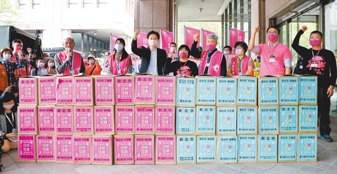 台灣民意基金會昨公布的反萊豬及藻礁公投民調顯示，6成4受訪者不滿意萊豬進口，強烈不滿意這項政策者占3成7；5成4樂見「藻礁公投」通過。基金會董事長游盈隆表示，若反萊豬等公投通過，將在根本處腐蝕蔡政府領導威信。圖為珍愛藻礁公投工作小組將70萬3504份藻礁公投連署書送達中選會。（本報資料照片）