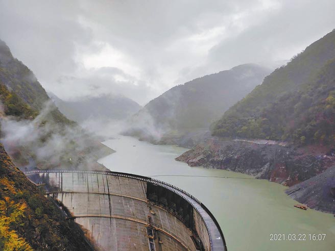德基水庫集水區這兩天降雨，水位下降稍有趨緩，但仍入不敷出。（台電提供／王文吉台中傳真）