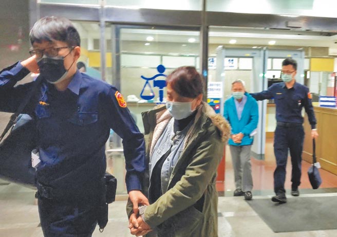 中华工程公司2017年得标「公馆营区营舍整建统包工程」，前董座沈华养（后者）、张姓会计（前者）涉嫌虚增工程款，检方声押禁见获准。（蔡雯如摄）