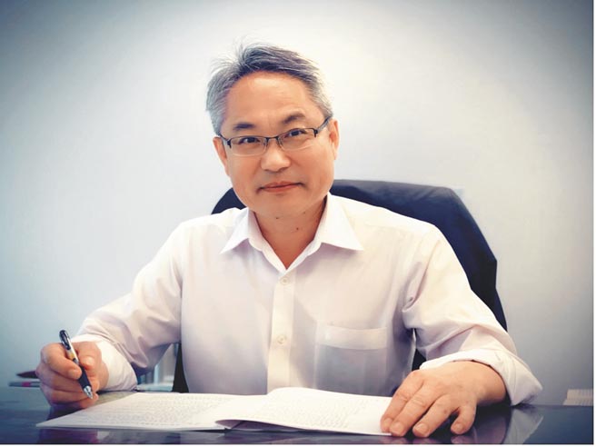 文化部23日宣布新人事安排，现任客家委员会产业经济处处长江清松接任文创发展司司长，他曾参与2019年筹办浪漫台三线艺术季、规划推动客庄旅游券，有效振兴客庄产业。（文化部提供）