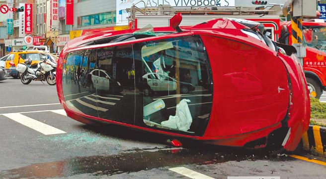 張女昨駕駛特斯拉Model 3並試用自動駕駛功能，疑操作不當，衝撞3輛機車後再撞上中央分隔島翻覆。（王揚傑攝）