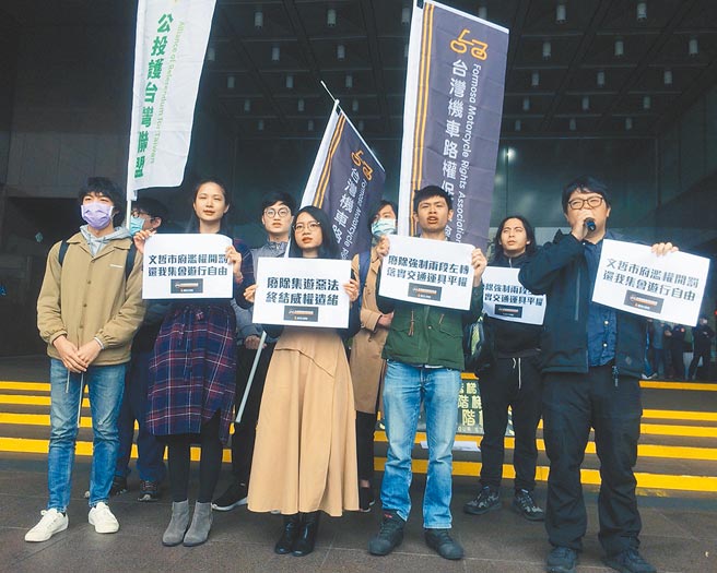 去年待转大富翁行动遭警方举牌警告，2位号召人最近收到罚单分别被罚6万元，引发台湾机车路权促进会不满，质疑是台北市政府秋后算帐，23日集结北市府前广场抗议。（陈怡诚摄）