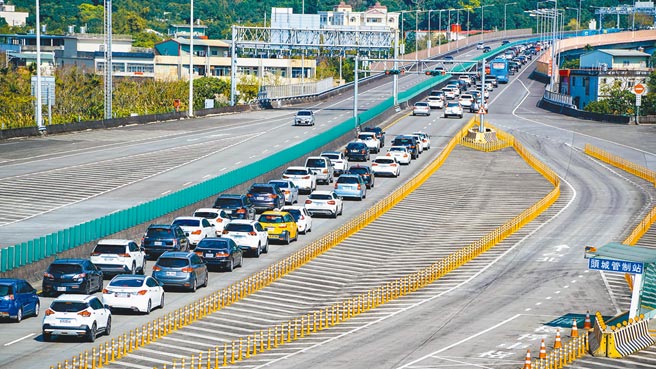 今年清明连假预估国道5号平均每天车流可达7.1万辆次，图为国5北上段塞车画面。（本报资料照片）