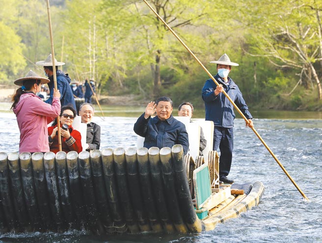 中共总书记习近平两会后首次赴地方视察来到福建，并与夫人彭丽媛（红衣戴墨镜者）一同在南平市沿九曲溪搭乘竹筏。（新华社）