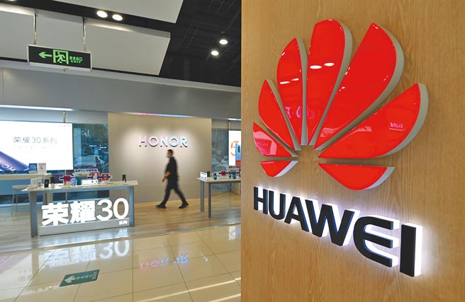 胡润研究院携手数云23日发布《2021数云·胡润中国大消费民企百强榜》，华为以企业价值1.1兆元（人民币，下同）成为中国大消费领域价值最高民营企业的榜首（中新社）