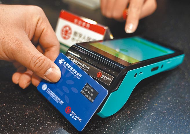 上海交通大学医学院附属同仁医院员工食堂，员工透过数字人民币「硬钱包」支付。（新华社）