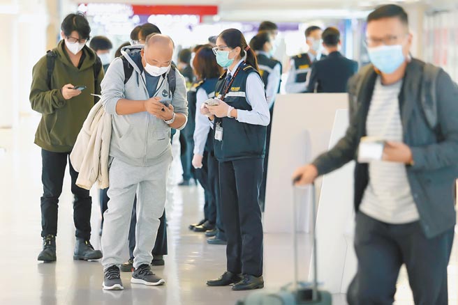 台商认为两岸往来隔离28天，对企业经营已造成巨大影响，盼两岸快协商缩短隔离的防疫方案。图为日前桃园机场入境旅客。（陈麒全摄）