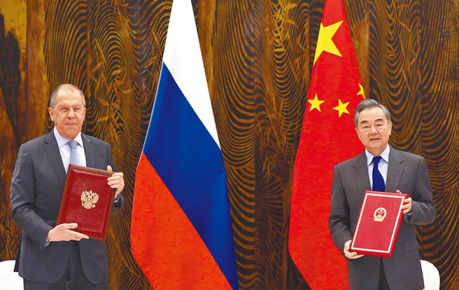 中国国务委员兼外长王毅（右），23日在广西桂林与俄罗斯外长拉夫罗夫签署共同声明，强调共同对抗国际霸权。（俄罗斯外交部提供）