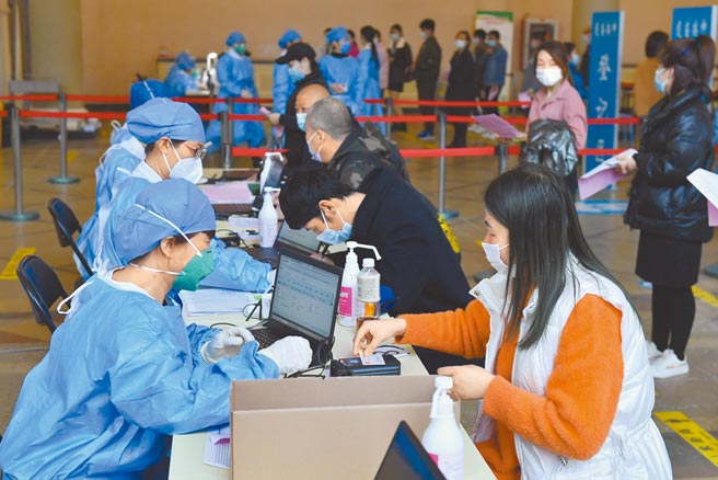 大陸全面推進疫苗施打，也積極向海外輸出國產疫苗。圖為北京市民在北京展覽館新冠疫苗接種點登記接種。（中新社）