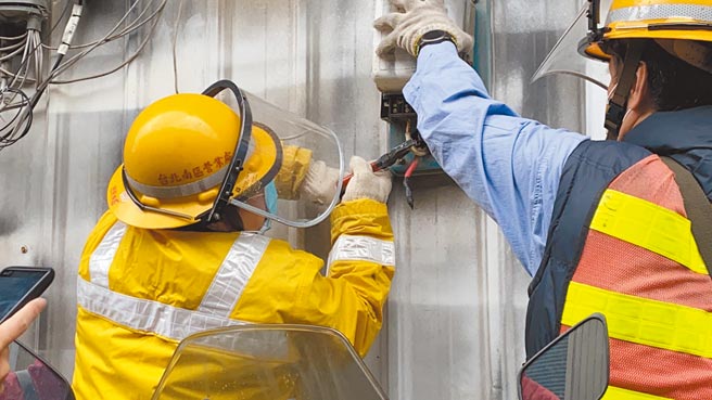 新北市城乡局日前会同警消单位、台电公司和自来水公司，前往芦洲、土城2家农地违章工厂强制断水断电并勒令搬迁。（新北市城乡局提供／许哲瑗新北传真）