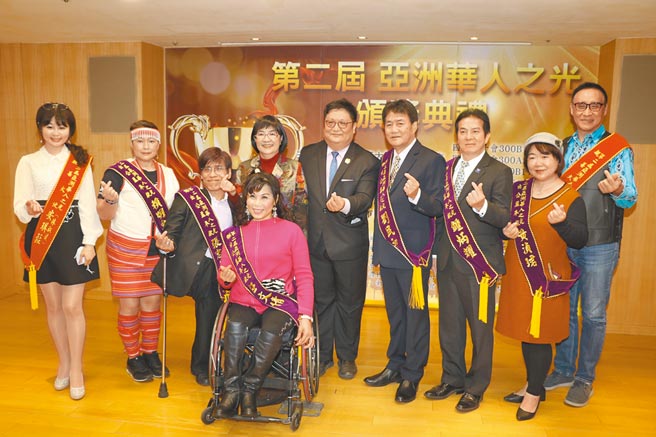 「第2屆亞洲華人之光選拔典禮」23日在新北市府登場，共7人獲獎。（許哲瑗攝）