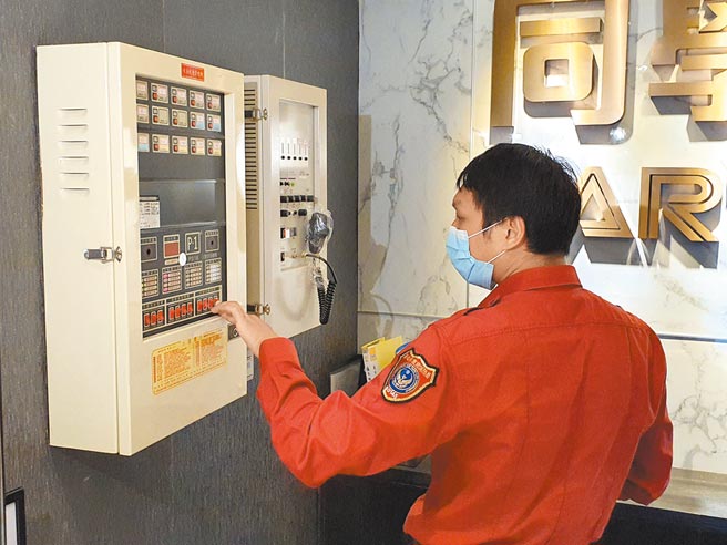 新北市消防局消防员至营业场所进行消防安检。（示意图／叶书宏摄）