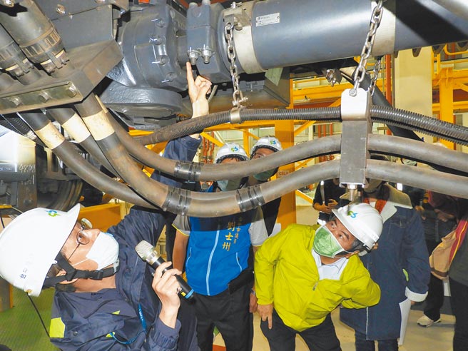 中捷公司将电联车顶高，让议员们可清楚了解新轴心的安装实况。（陈世宗摄）