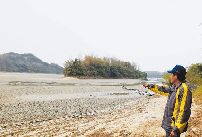近日曾文水庫未放水至烏山頭，台南烏山頭水庫夢之湖乾巴巴。（劉秀芬）
