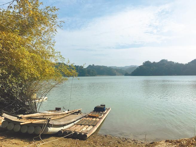 台南烏山頭水庫高水位時，夢之湖湖光山色美景吸引遊客拍照打卡。（林岳欣提供／劉秀芬台南傳真）