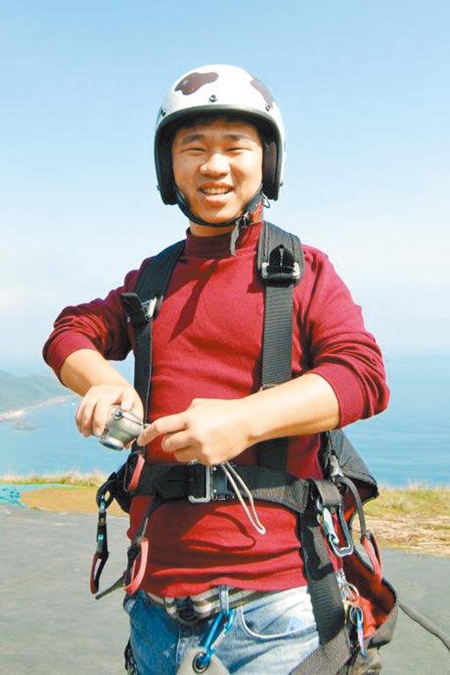 嘉义县竹崎乡公所资讯人员赖国华，除平时上班的工作外，时常可见他拿着相机穿梭在活动、乡里间，竹崎的大小事举凡宗教、人文、地景等他都十分熟悉，未来也有意催生乡志。（赖国华提供）