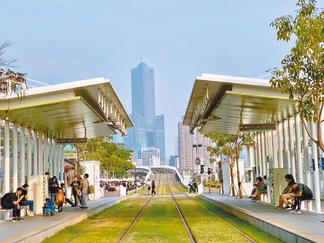 高市旅宿业抢攻清明连假商机，祭出相关优惠。图为驳二假日人潮。（柯宗纬摄）