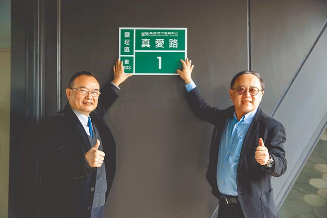 高雄流行音樂中心海音館27日即將進行首次滿載測試，文化部次長蕭宗煌（左）與高市副市長史哲（右）23日先為高流中心掛上門牌。（高市文化局提供／林宏聰高雄傳真）