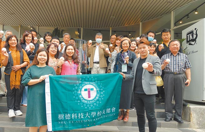 树德科大校友刘柏杨开咖啡店助学，高雄市议员郑孟洳（最后排左三）等人到场响应。（林瑞益摄）