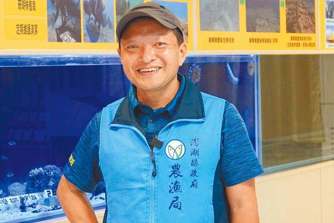 土生土长的澎湖囝仔柯志鸿自诩大海之子，任职澎湖县水产种苗繁殖场技士，献身守护海洋，打造全国首座珊瑚海洋花园，荣获全国公务人员杰出奉献奖，最正港的澎湖之光。（陈可文摄）