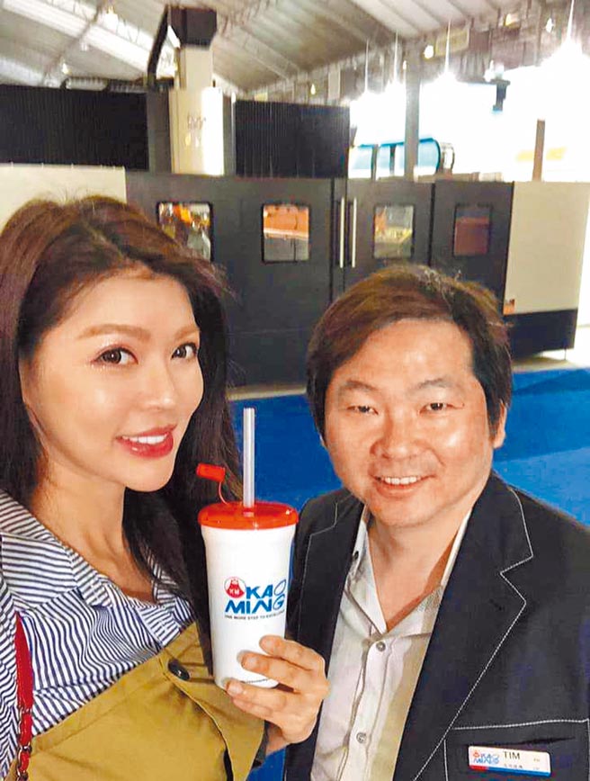 殷琦（左）、张仕育夫妻感情甜蜜。（资料照片）