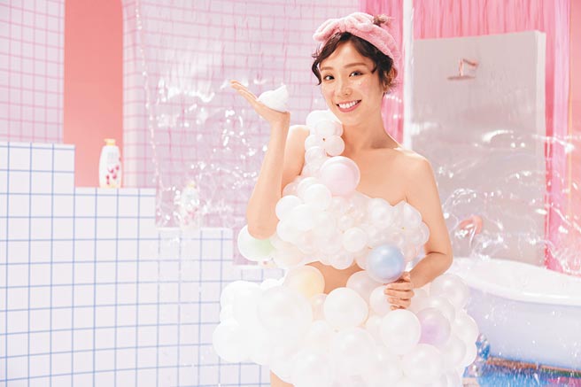 梁舒涵身穿性感氣球裝拍攝沐浴乳廣告，營造出洗泡泡浴的感覺。（開麗娛樂提供）