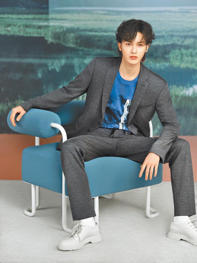 BOSS承责系列代言人朱正廷帅穿该系列套装，羊毛织纹西装2万8400元，长裤1万3400元，上衣店洽。（BOSS提供）