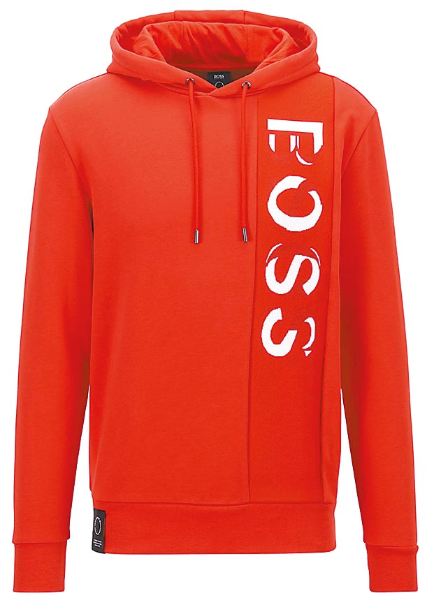 BOSS承责系列红色环保再生面料连帽运动衫7900元。（BOSS提供）