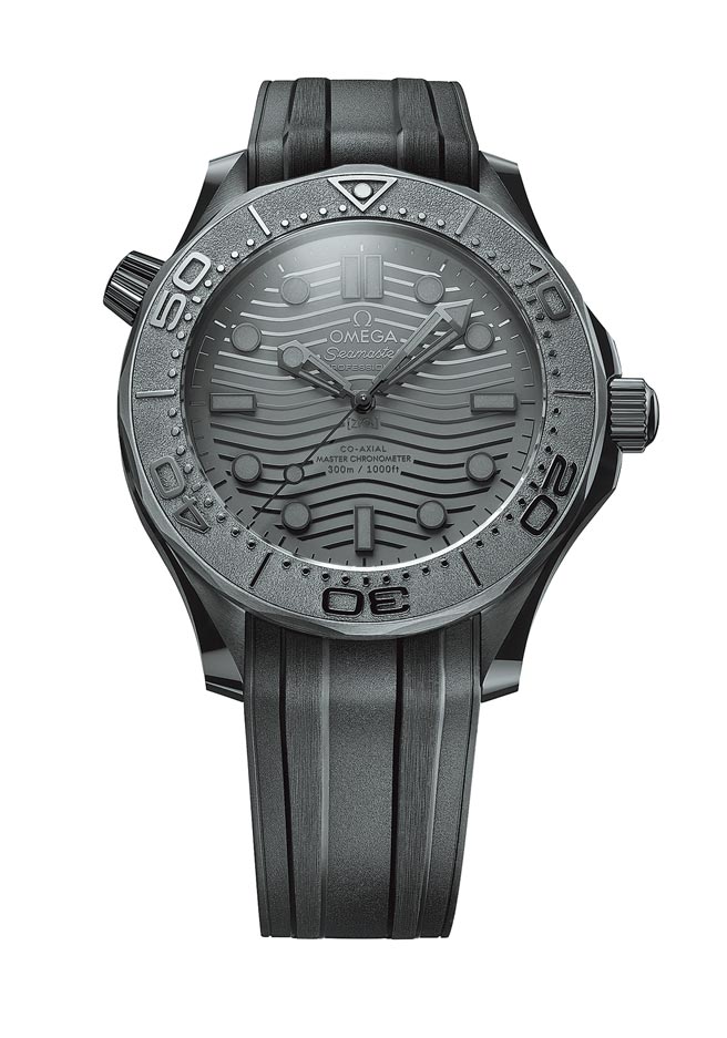 欧米茄海马300 Black Black黑色陶瓷表，28万3000元。（OMEGA提供）
