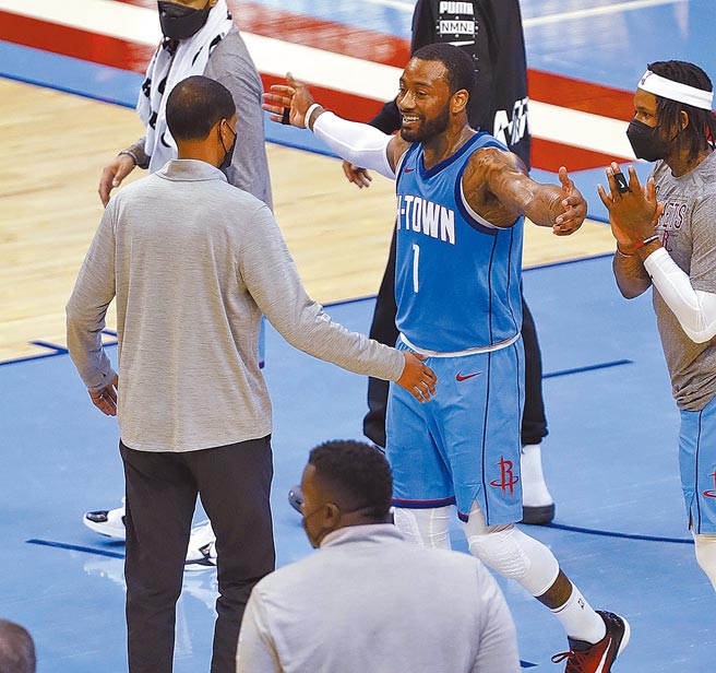 沃尔用暌违5年的19分、11篮板、10助攻大三元，让已火箭在主场117比99击溃暴龙，中止队史最长20连败命运。（美联社）