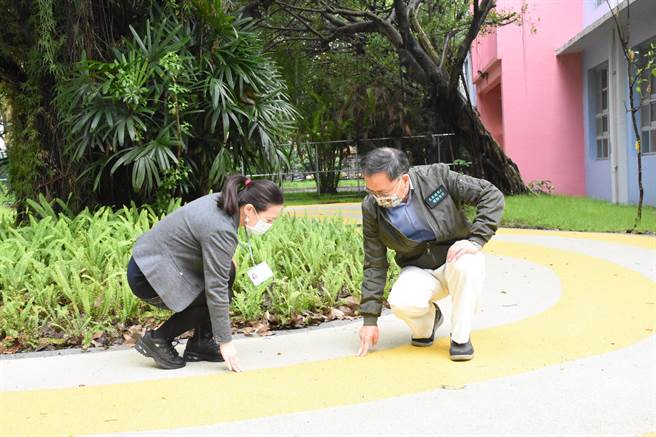 副市长蔡炳坤（右）与教育局副局长陈素慧（左）一起视察环东非营利幼儿园。（北市教育局提供／游念育台北传真）