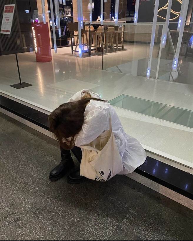 「真人版娜美」KTV狂欢醉倒路边，照片吸引4千人朝圣。（图／翻摄自IG）