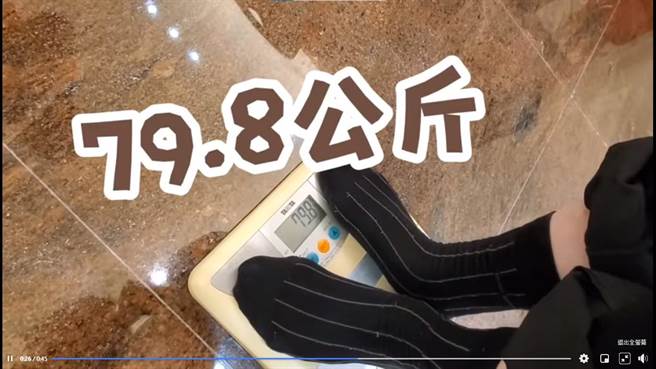 鄭文燦在臉書貼出測量體重的影片，證明自己真的不到80公斤。(圖/翻攝自鄭文燦臉書)