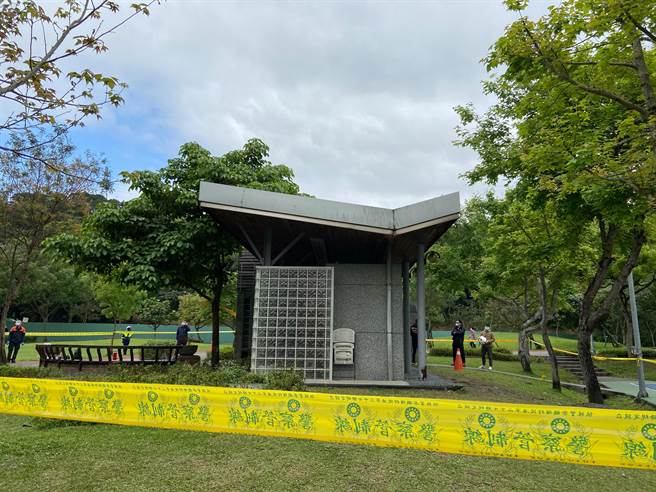 景美運動公園公廁發生疑似男子輕生。（陳鴻偉翻攝）
