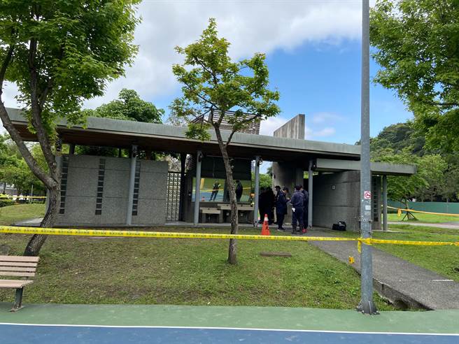 警方鑑識人員現在現場勘驗中。（陳鴻偉翻攝）