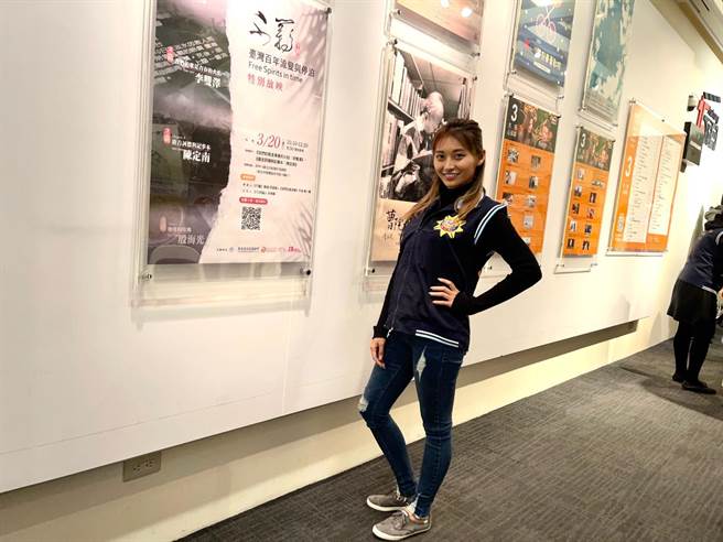 祈锦鈅应新北市政府警察局邀请于24日出席「少年ㄟ，咱来去看电影」宣导反毒、反暴力、反飙车、反霸凌活动，跳脱以往入校宣导方式和百名国中学校学生，进行户外教育「法治教育」宣导活动。（中时提供）