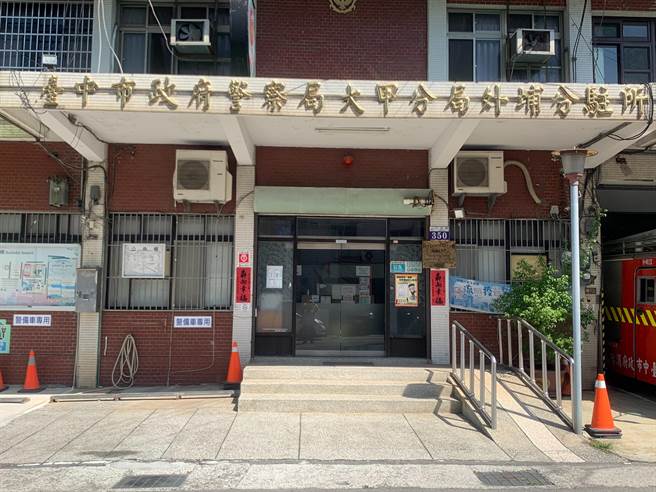 外埔分駐所員警緊急救搶救尋短婦人生命。（大甲警分局提供／陳淑娥台中傳真）