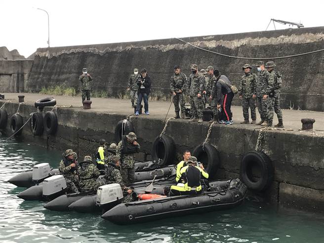 搜救第4天，军方计画进行水下搜救。（谢佳潾摄）