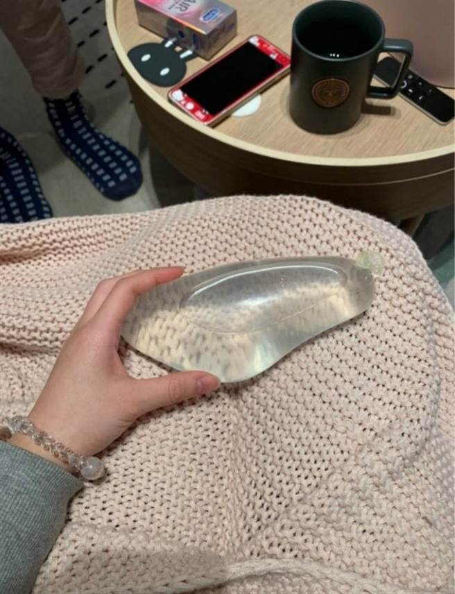 男友這時拿出毛巾包裹熱「物體」讓女友熱敷，她打開後竟發現該「物體」竟是灌了水的保險套。（圖／翻攝自Dcard）