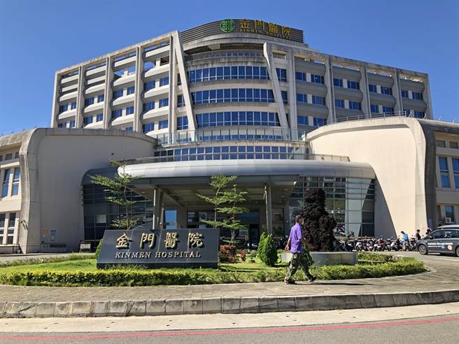 衛福部金門醫院傳出有護理長拿「考績」暗示 同仁，若有人不打這波中央配送的AZ疫苗，考績就可能吃乙的傳聞。（李金生攝）