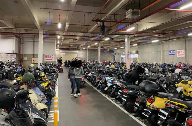 网友PO出好市多高雄大顺店停车场爆满的照片。(图/截自脸书)