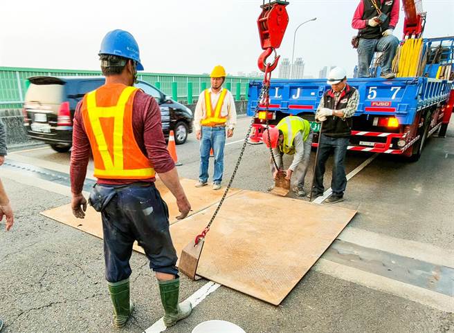 自主檢測「橋」安全，中市建設局速處烏日環河路伸縮縫損壞。（台中市政府提供）