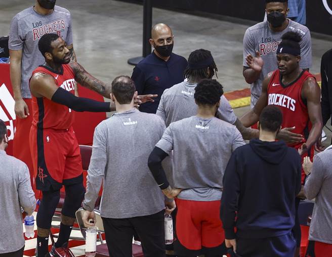 火箭后卫沃尔在暂停期间怒骂队友的画面被拍到了。(美联社)